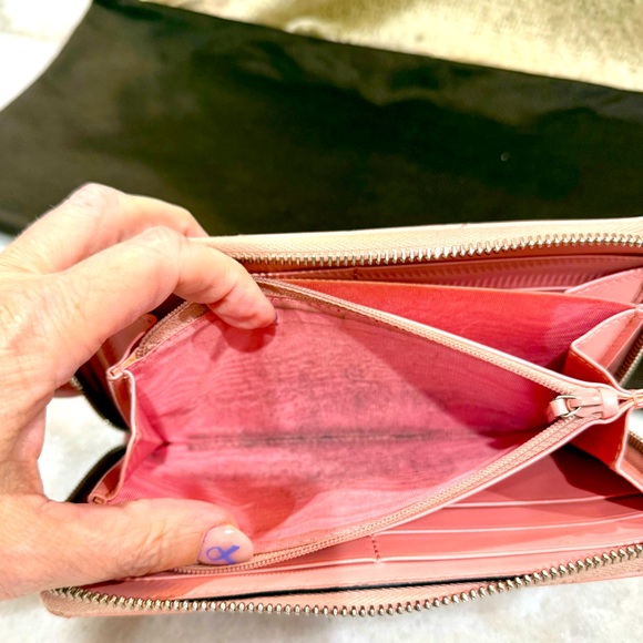 GUCCI Calfskin Matelasse GG
Marmont Zip Around Wallet Wild Rose - Picture 9 of 9